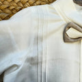 Dettaglio camicia bianca con nervature verticali del completo cerimonia bimbo