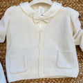Completo battesimo bimbo panna con cardigan, camicia bianca, salopette corta e papillon