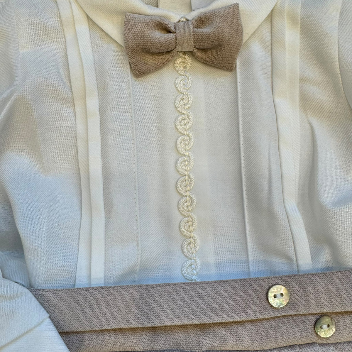 Completo battesimo bimbo beige e bianco con papillon e pantalone lungo