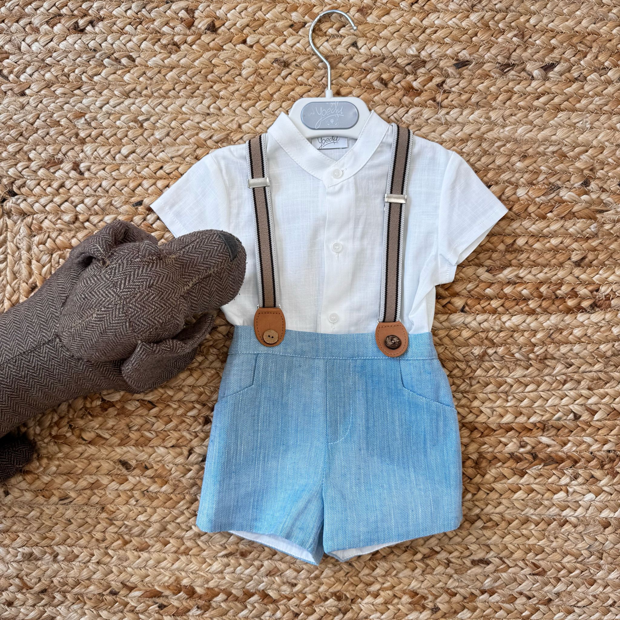  Camicia bianca con bretelle e pantaloncini blu per bambino, abbigliamento estivo elegante.