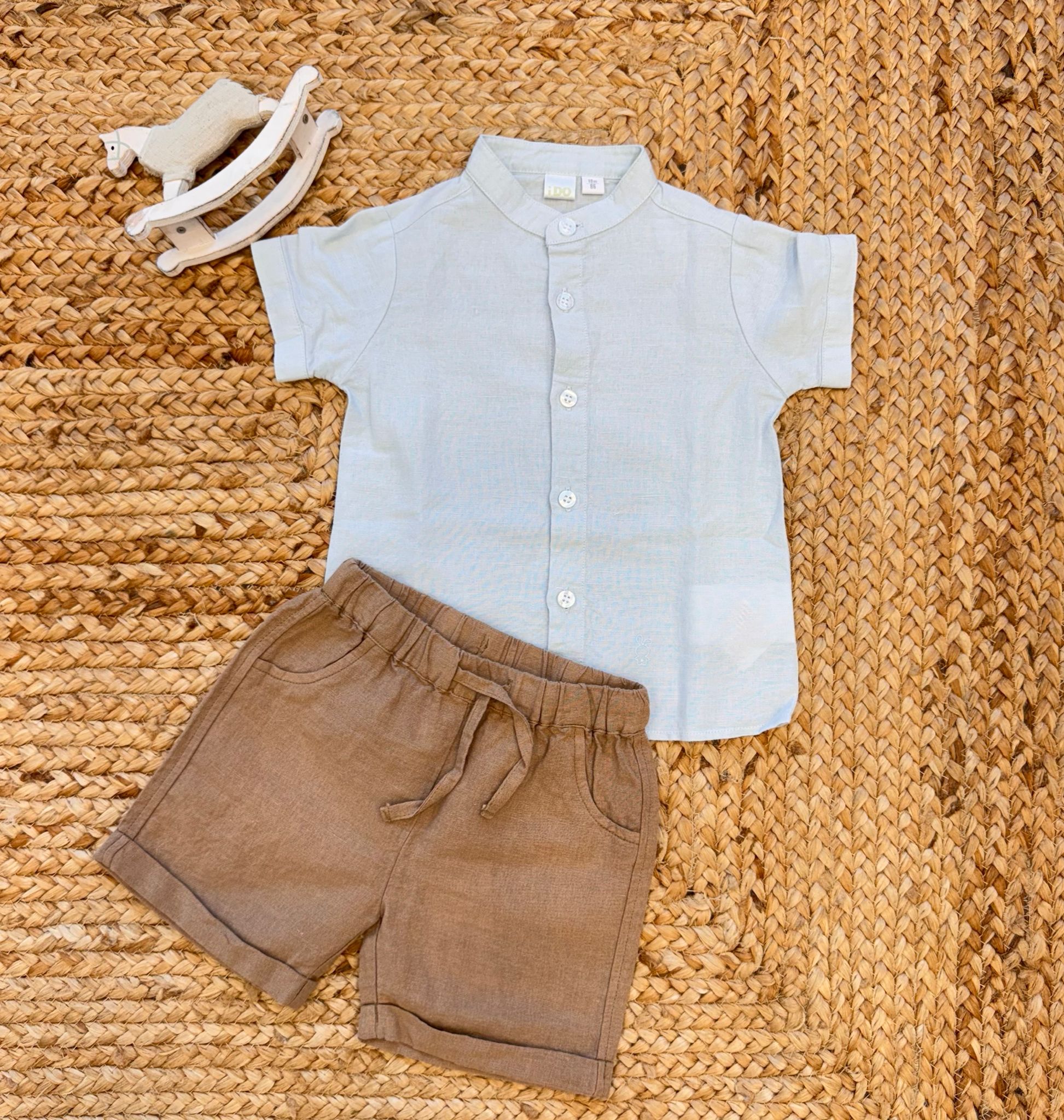 Completo bimbo camicia celeste e pantaloncini nocciola in lino.