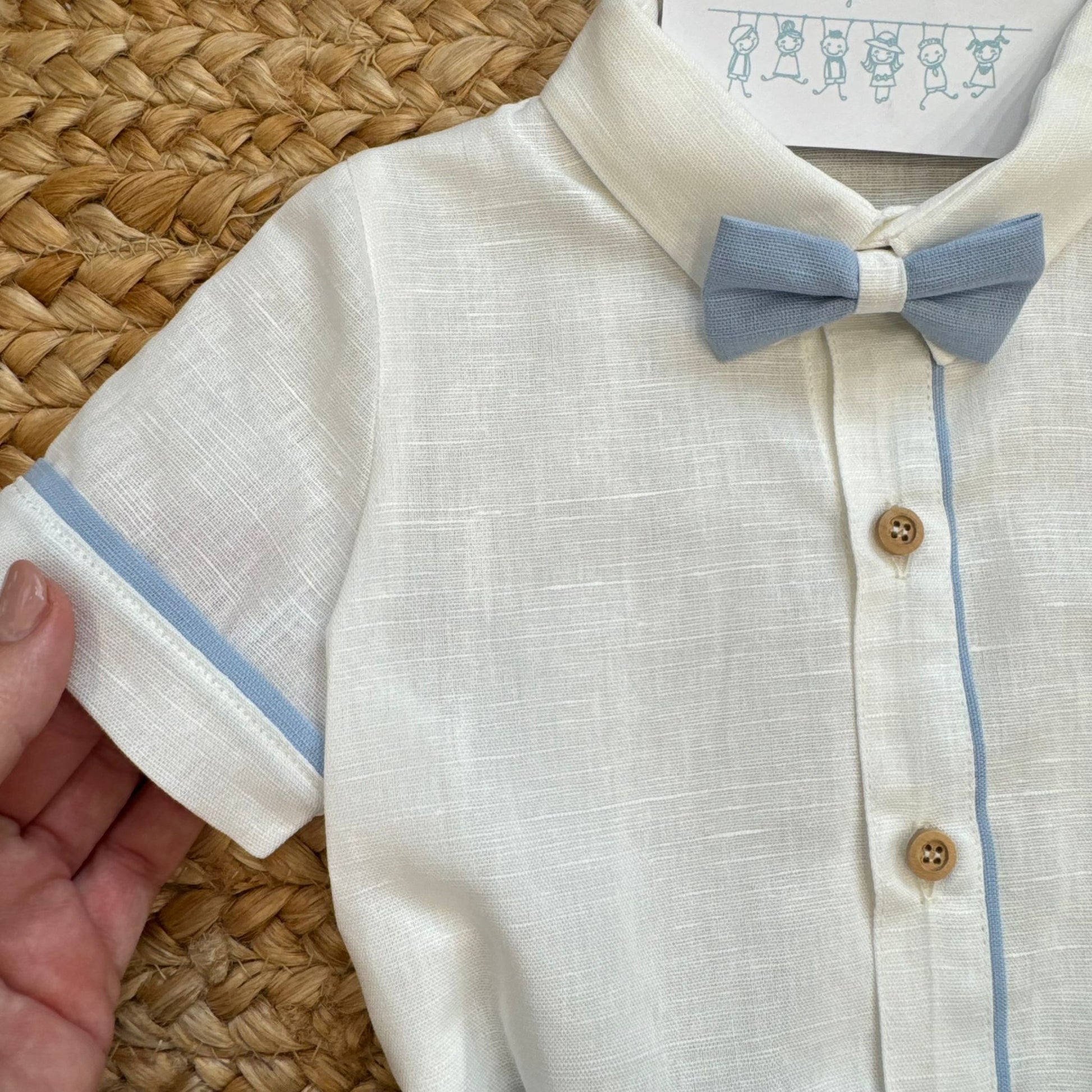 camicia elegante bimbo con papillon azzurro battesimo