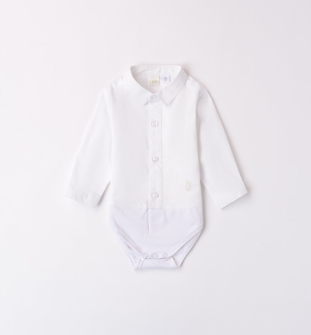 Completo cerimonia bambino con gilet azzurro, camicia bianca e pantaloncini a righe blu, outfit elegante per eventi speciali.