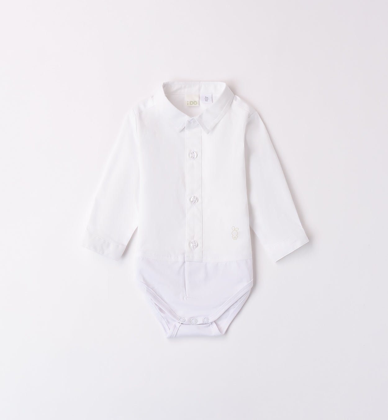 Completo cerimonia bambino con gilet azzurro, camicia bianca e pantaloncini a righe blu, outfit elegante per eventi speciali.