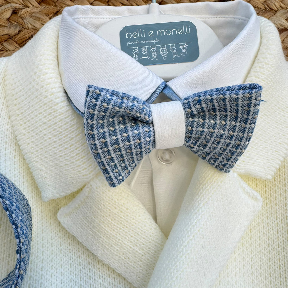 Completo battesimo bimbo azzurro e avorio con cardigan doppiopetto, pantalone con bretelle e papillon