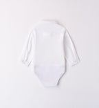 Completo cerimonia bambino con gilet azzurro, camicia bianca e pantaloncini a righe blu, outfit elegante per eventi speciali.