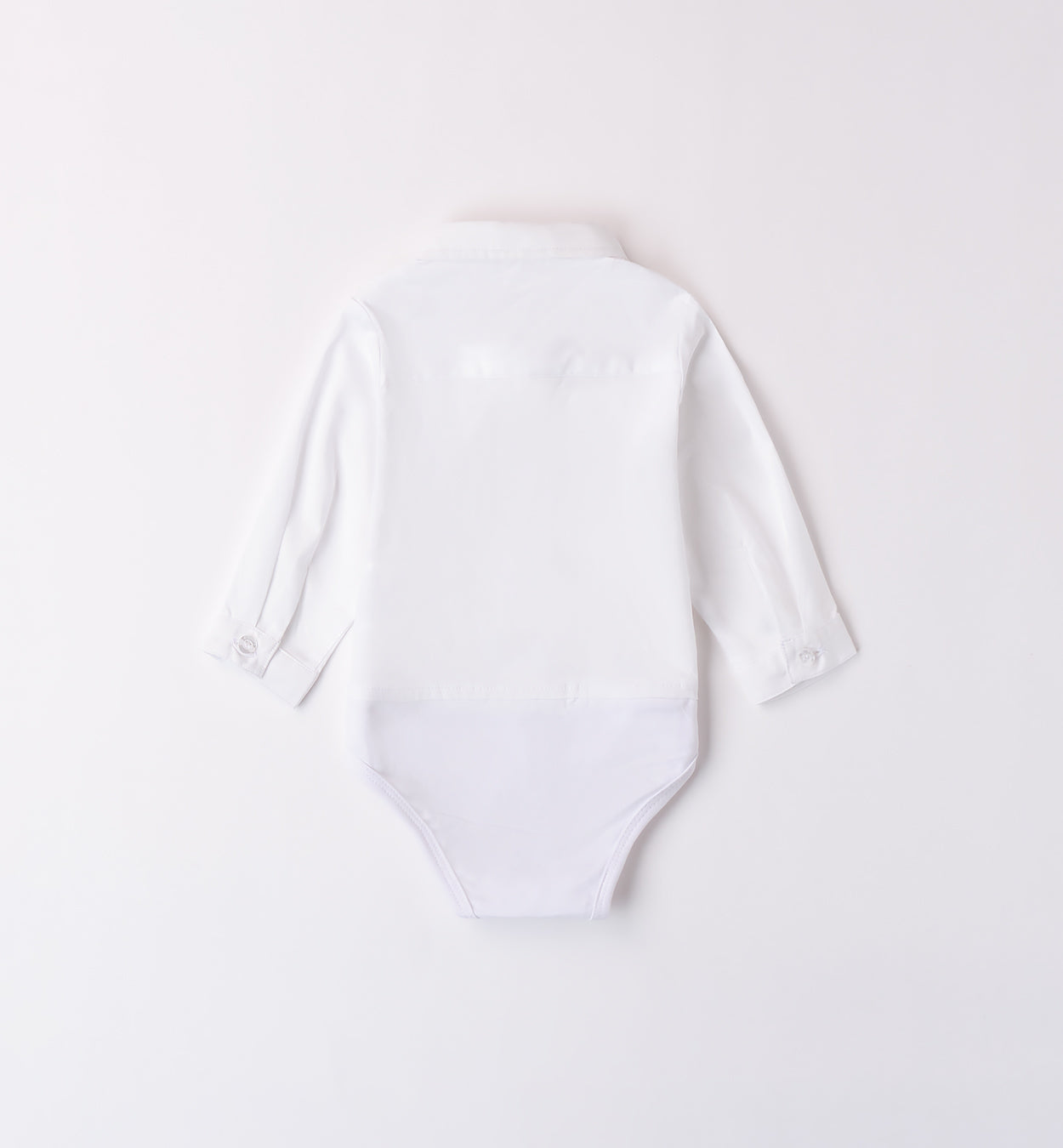 Completo cerimonia bambino con gilet azzurro, camicia bianca e pantaloncini a righe blu, outfit elegante per eventi speciali.