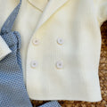Completo battesimo bimbo azzurro e avorio con cardigan doppiopetto, pantalone con bretelle e papillon