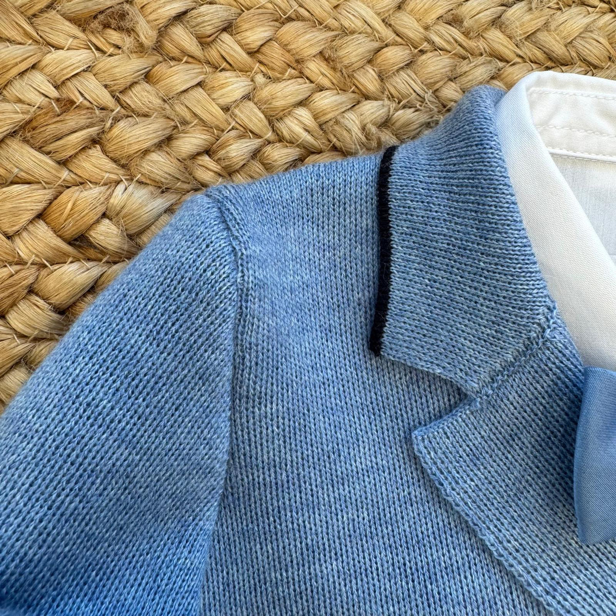 Completo battesimo bimbo azzurro e blu con dettaglio papillon e camicia bianca