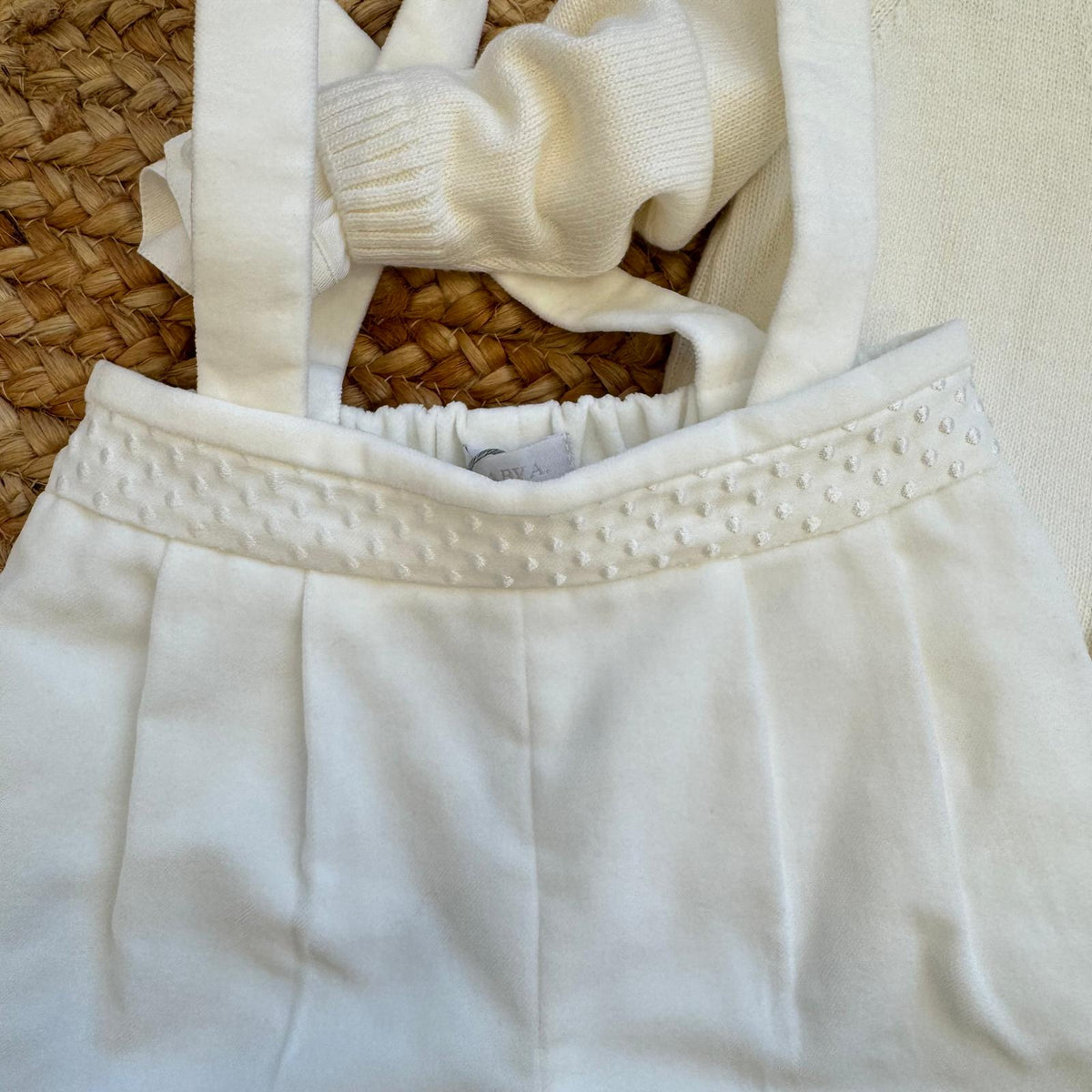 Completo battesimo bimbo panna con cardigan, camicia bianca, salopette corta e papillon