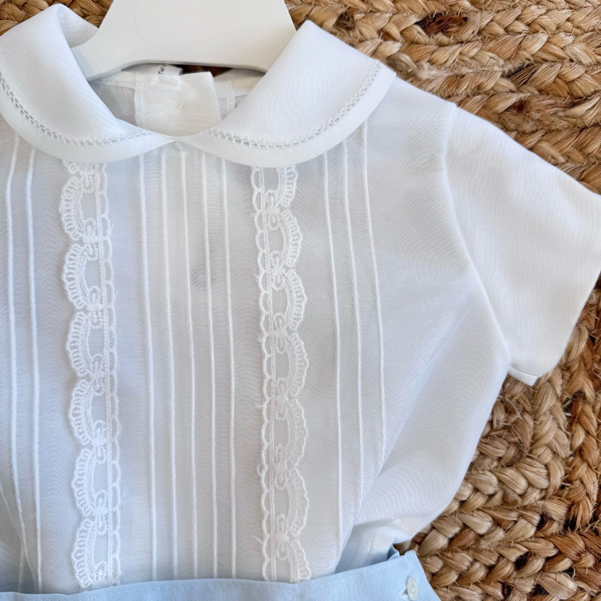 Camicia bianca con ricami e piegoline per neonato