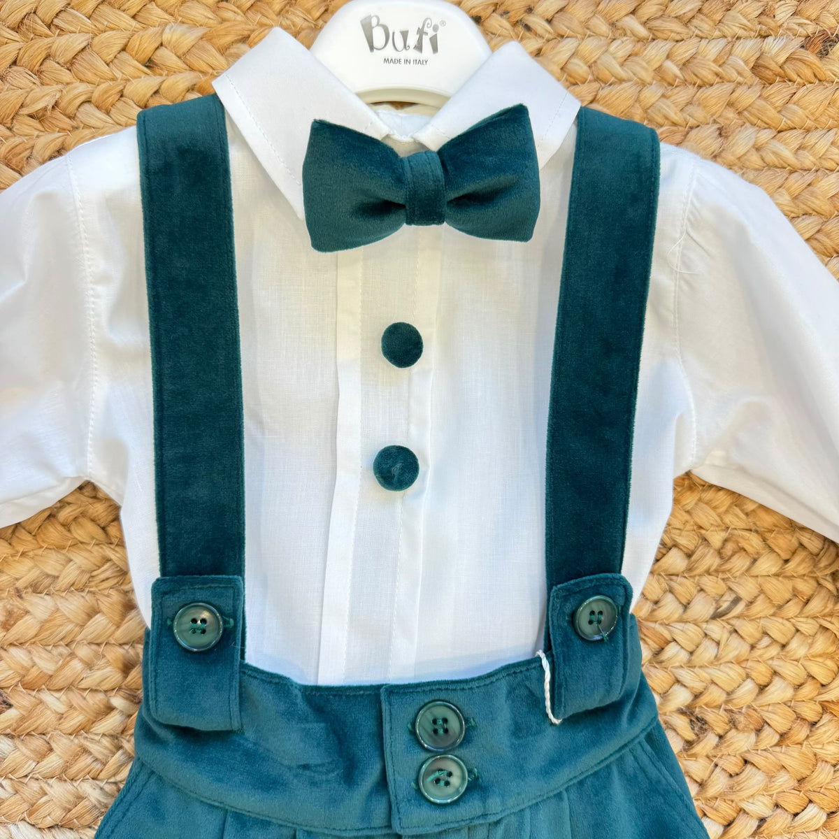 Dettaglio papillon in velluto del completo da Battesimo bimbo con camicia bianca.
