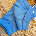 Completo battesimo bimbo con cardigan bianco, camicia, salopette azzurra e papillon