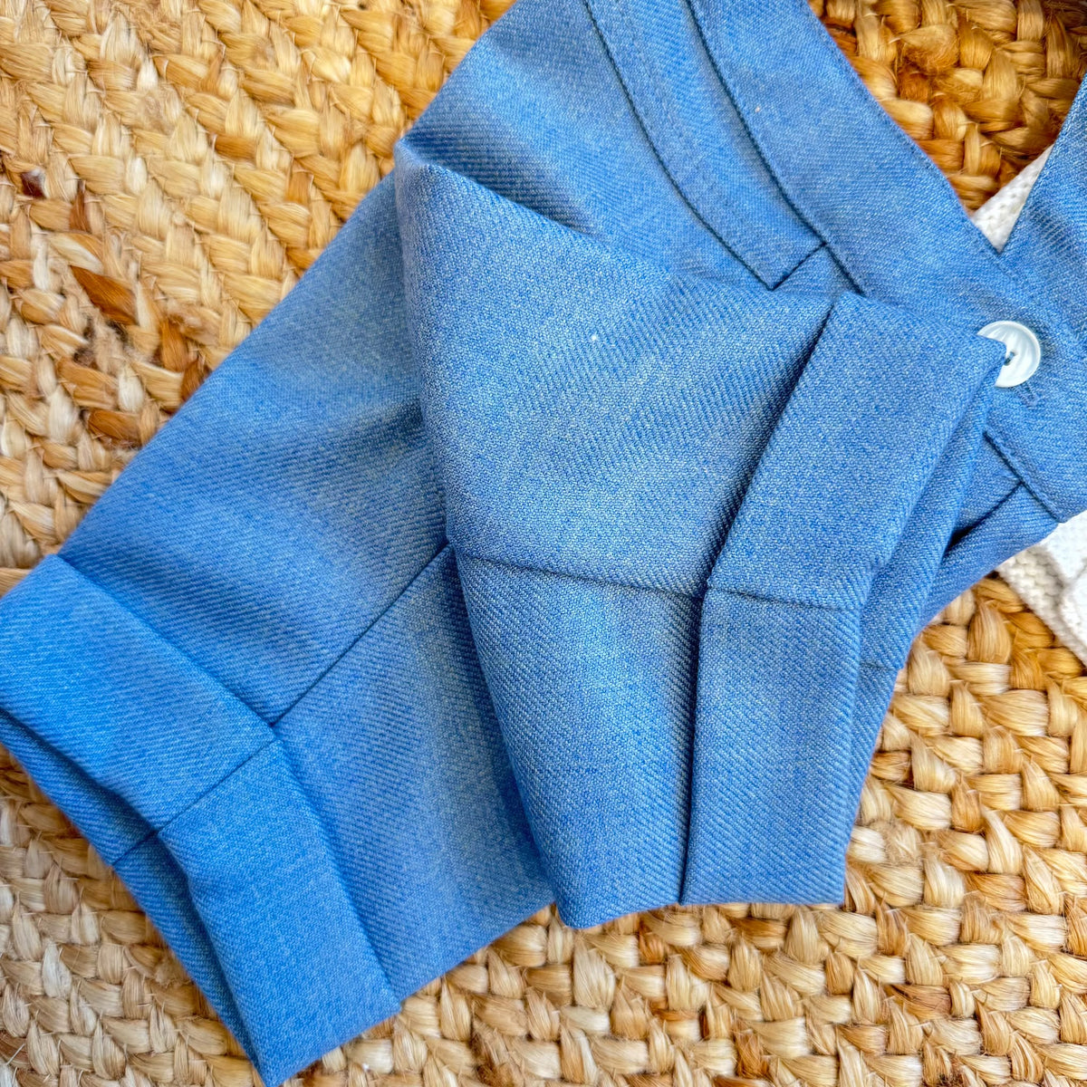 Completo battesimo bimbo con cardigan bianco, camicia, salopette azzurra e papillon