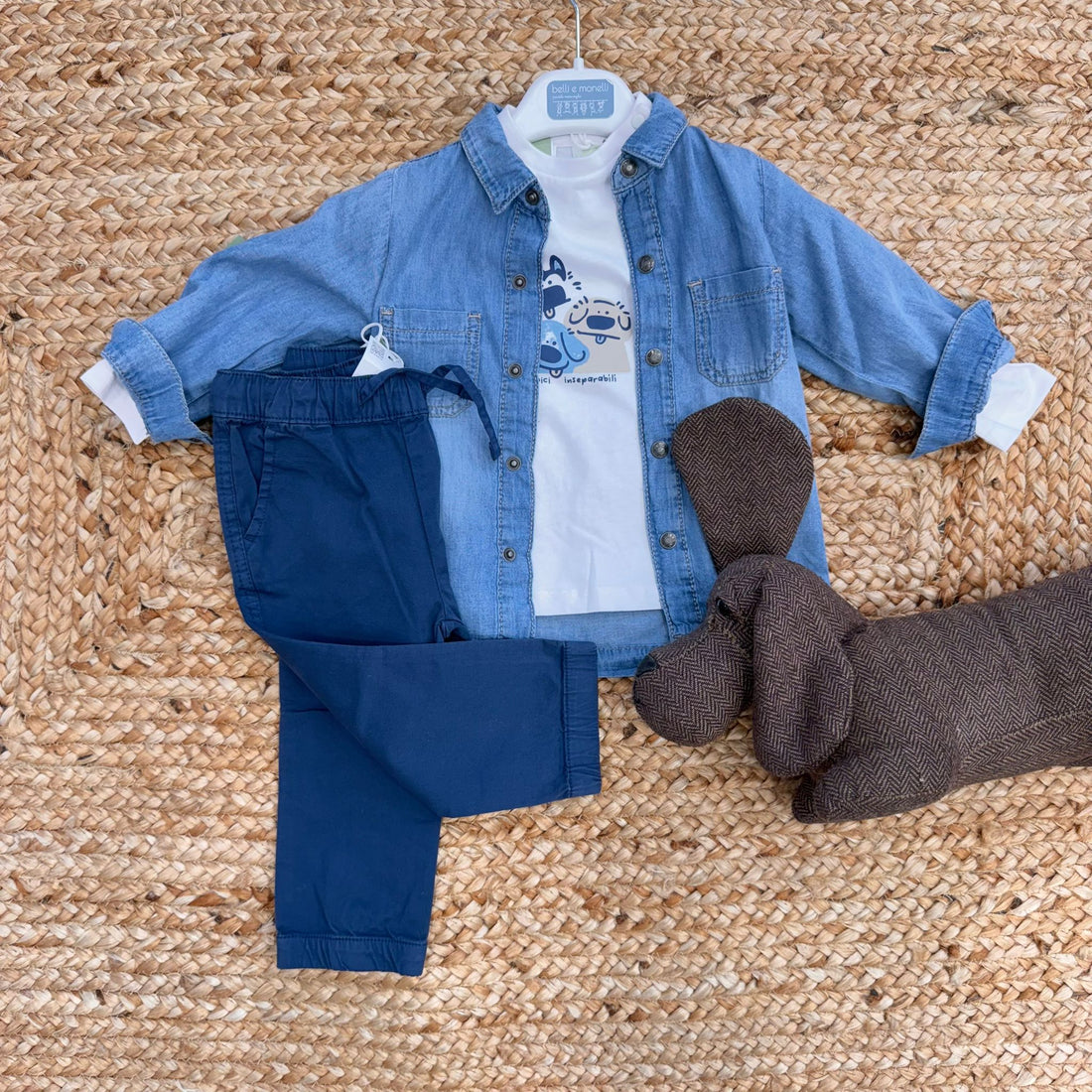 Completo primavera bambino con camicia jeans, maglietta con stampa amici inseparabili e pantaloni blu navy.

