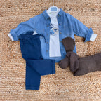Completo primavera bambino con camicia jeans, maglietta con stampa amici inseparabili e pantaloni blu navy.

