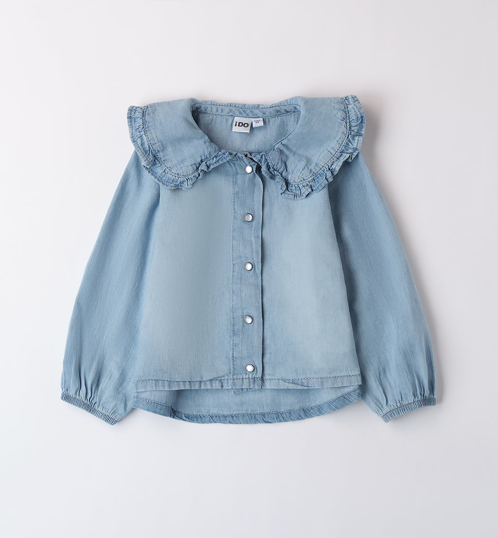 Dettaglio camicia jeans chiaro con colletto arricciato