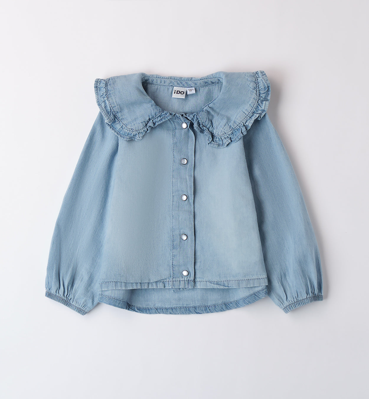 Dettaglio camicia jeans chiaro con colletto arricciato