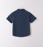 Camicia in lino blu e pantaloncini in cotone beige per bambino, abbigliamento estivo casual.