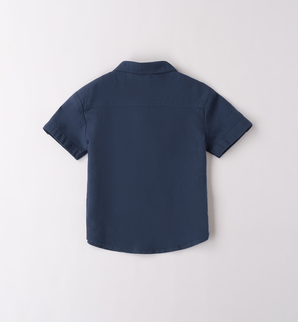 Camicia in lino blu e pantaloncini in cotone beige per bambino, abbigliamento estivo casual.