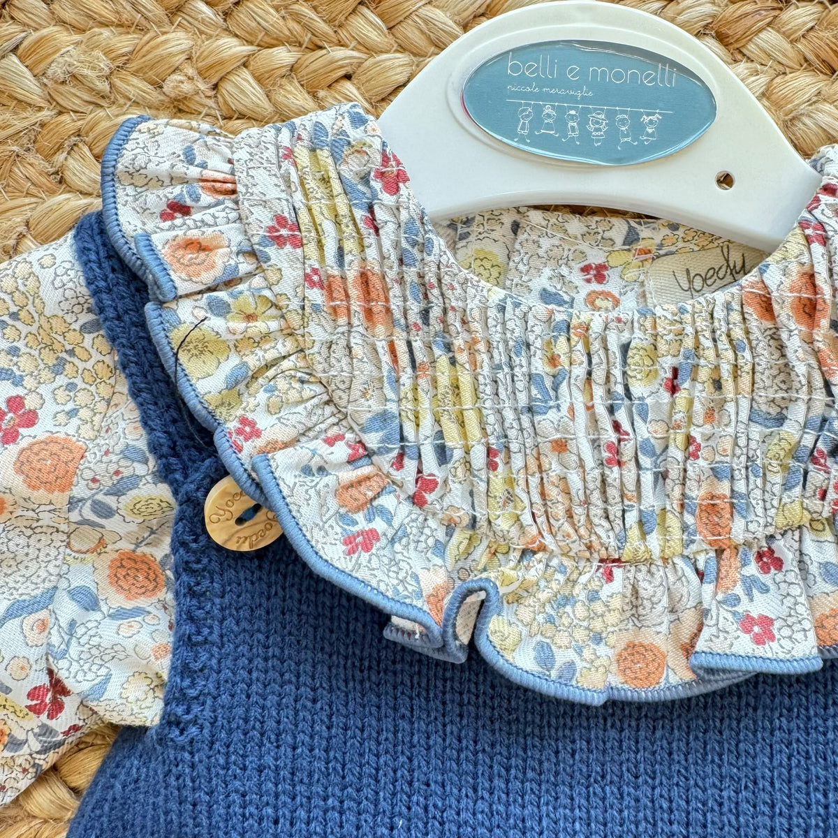 Pagliacetto bimba blu con camicia floreale e colletto punto smock