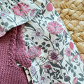 Pagliaccetto bimba vinaccio in maglia con camicia floreale e colletto a volant
