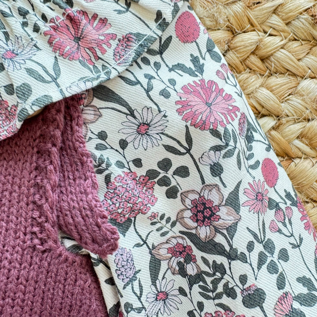 Pagliaccetto bimba vinaccio in maglia con camicia floreale e colletto a volant