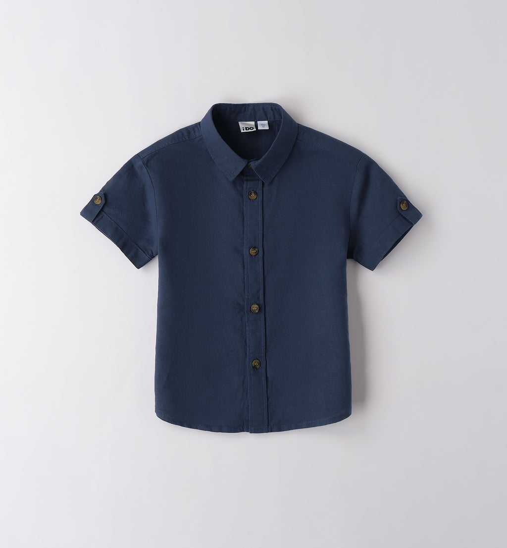 Camicia in lino blu e pantaloncini in cotone beige per bambino, abbigliamento estivo casual.