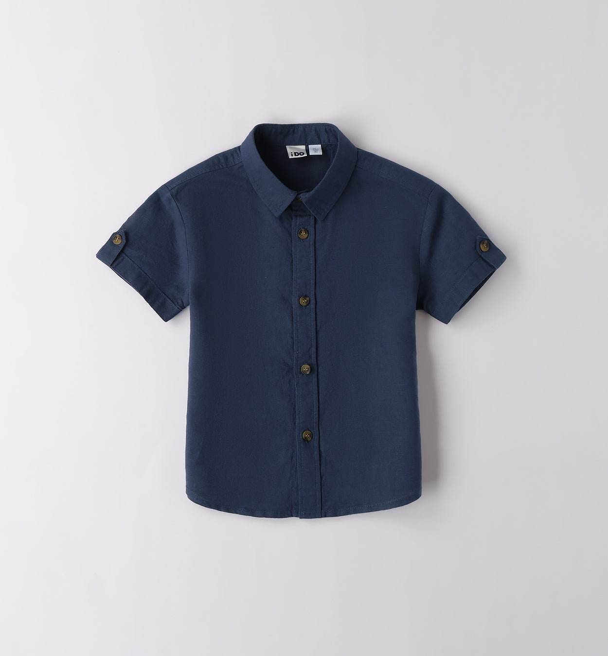 Camicia in lino blu e pantaloncini in cotone beige per bambino, abbigliamento estivo casual.