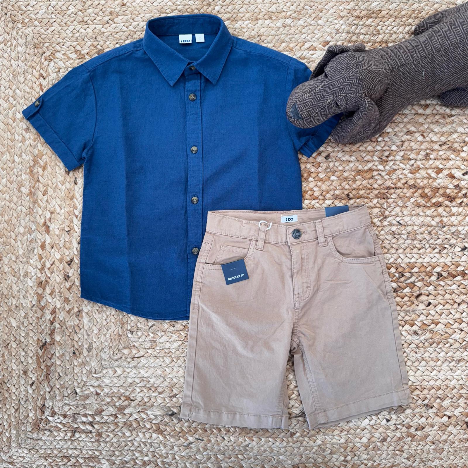 Camicia in lino blu e pantaloncini in cotone beige per bambino, abbigliamento estivo casual.