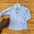 Scopri la nostra camicia in lino e pantaloni navy allacciati per bambino. Perfetti per un look casual chic primaverile, freschi e comodi per ogni occasione
