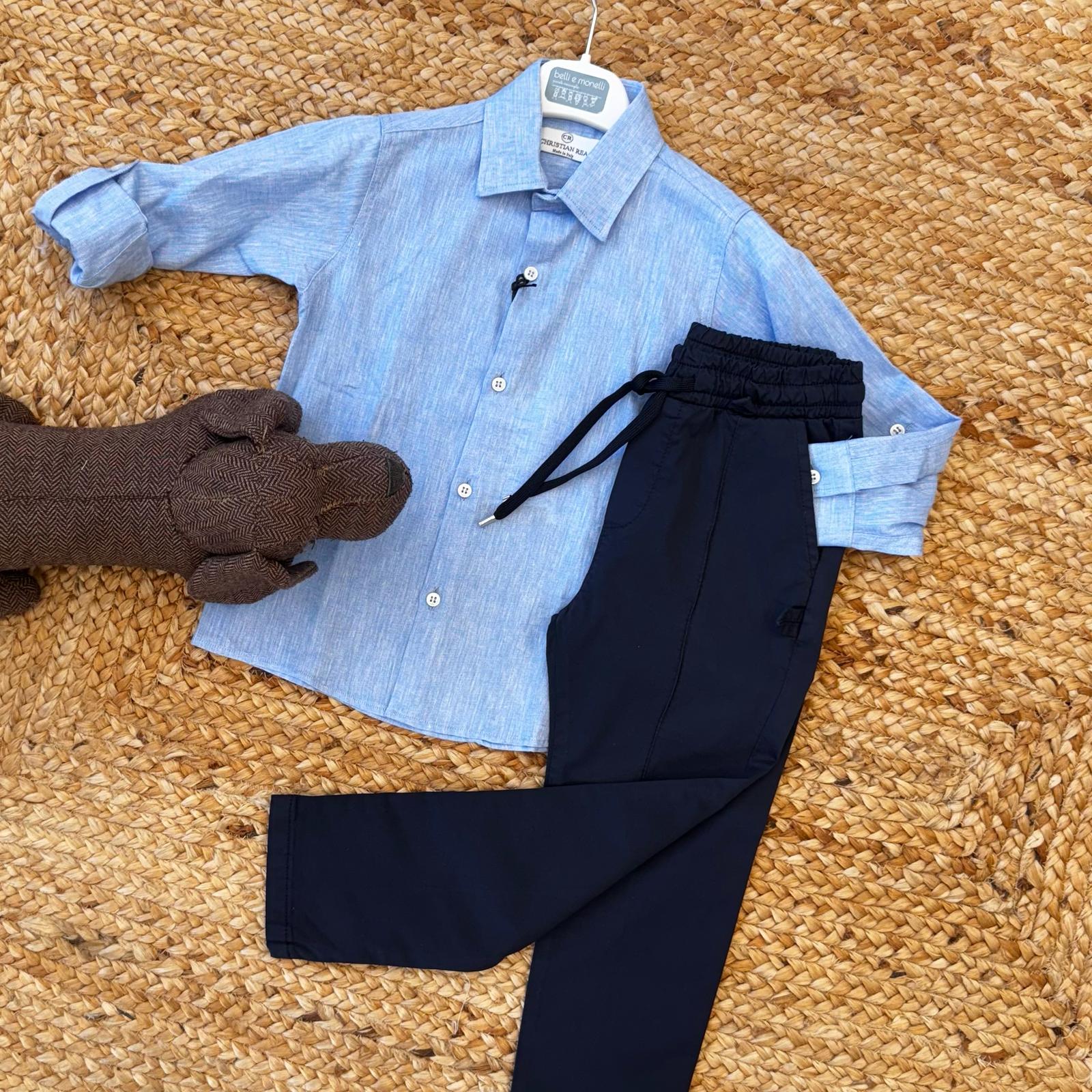 Scopri la nostra camicia in lino e pantaloni navy allacciati per bambino. Perfetti per un look casual chic primaverile, freschi e comodi per ogni occasione