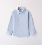Cardigan blu, camicia a righe e pantalone bianco per bambino, abbigliamento casual chic primaverile.