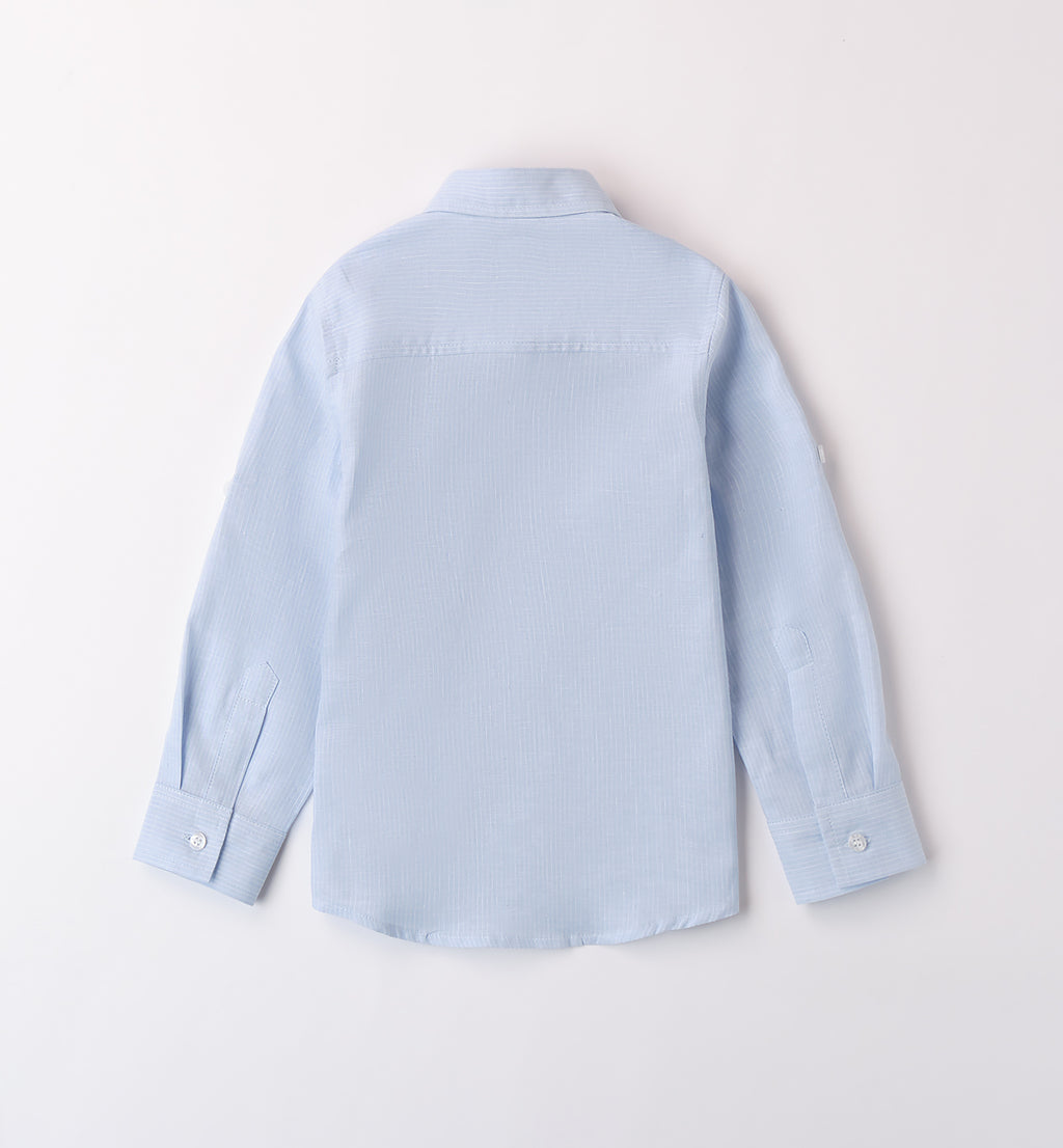 Cardigan blu, camicia a righe e pantalone bianco per bambino, abbigliamento casual chic primaverile.