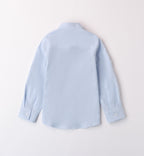 Cardigan blu, camicia a righe e pantalone bianco per bambino, abbigliamento casual chic primaverile.