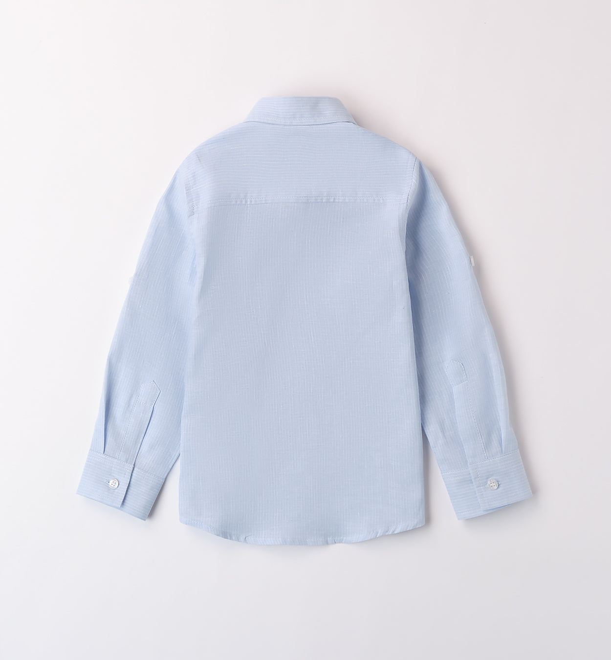 Cardigan blu, camicia a righe e pantalone bianco per bambino, abbigliamento casual chic primaverile.