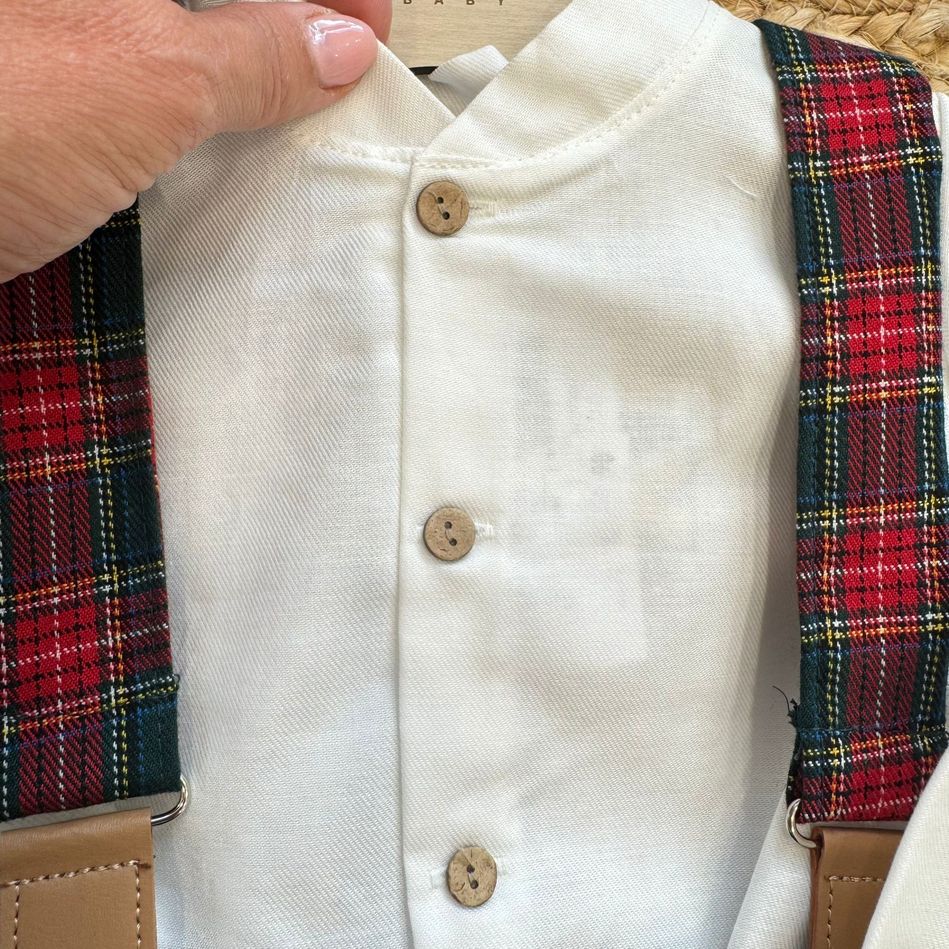 camicia bianca con bottoni effetto legno salopette bimbo