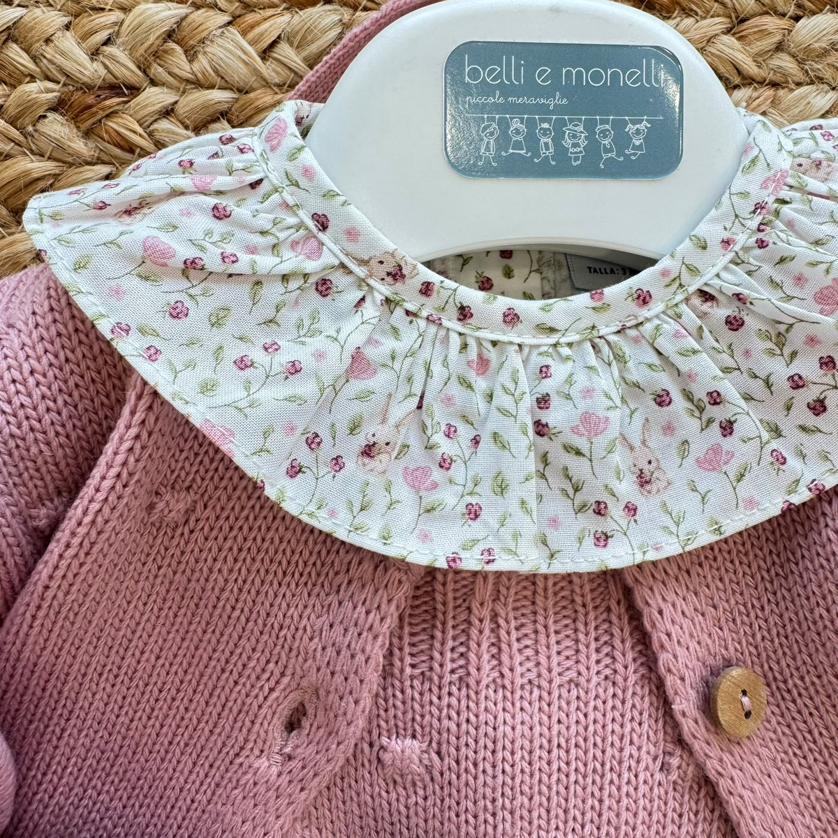 Completo bimba rosa con salopette in maglia, cardigan e camicina floreale