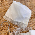 Cappellino bambina battesimo in plumetis con pizzo.