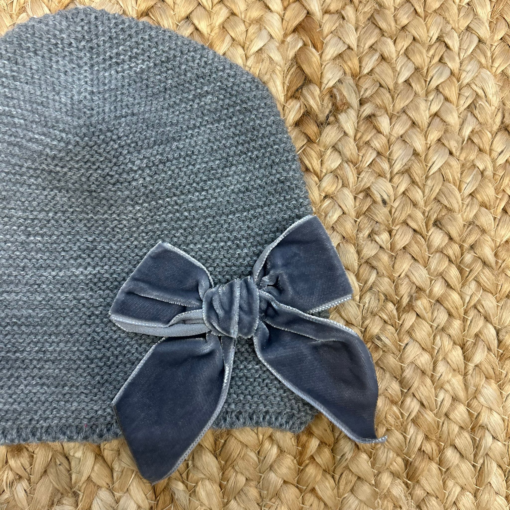 cappellino-bimba-grigio-fiocco-velluto-