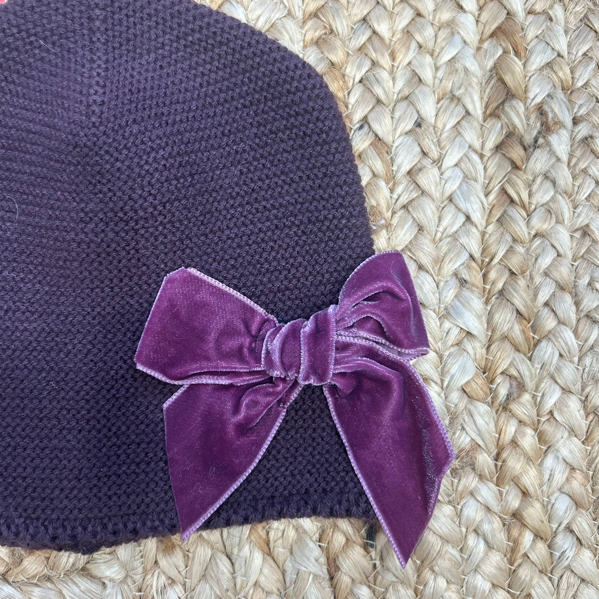cappellino-bimba-prugna-fiocco-velluto