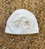 Cappellino neonato bianco con fiocchetto rosa e ricami floreali