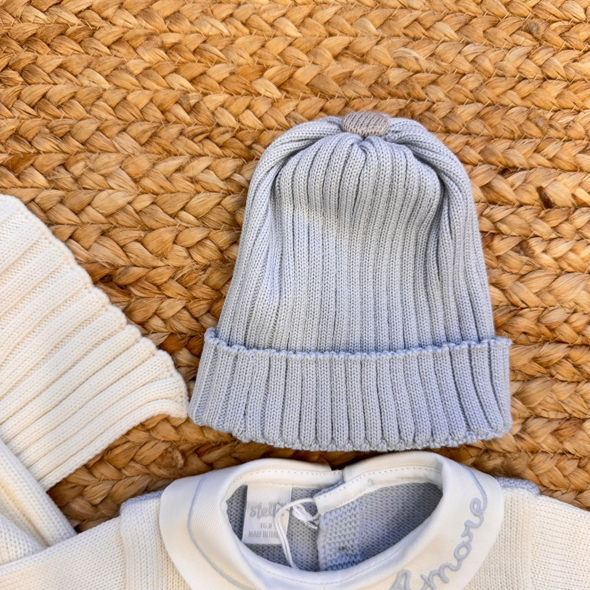 Cappellino neonato in lana azzurra lavorata