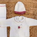 Dettaglio cappellino e colletto del coordinato per neonata
