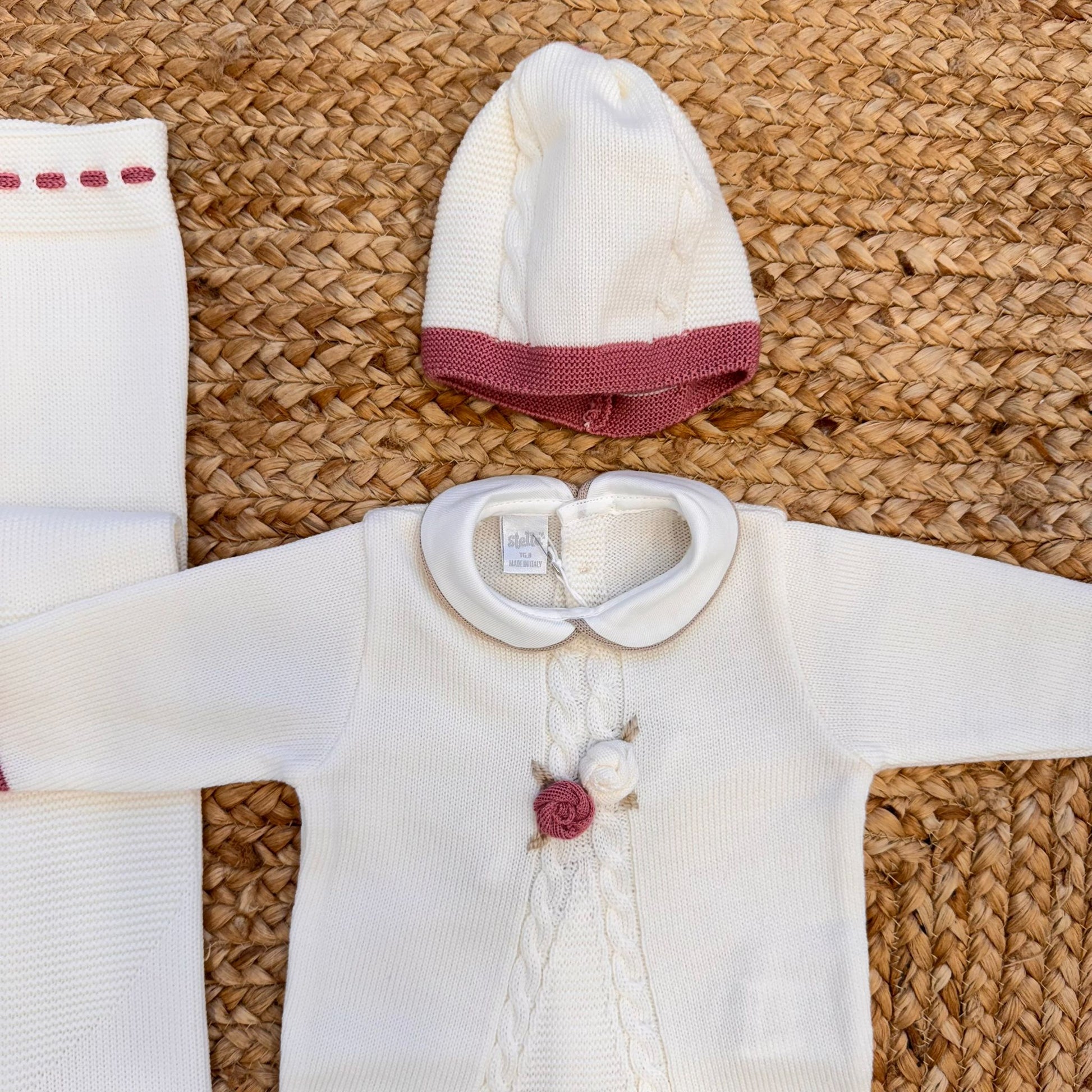 Dettaglio cappellino e colletto del coordinato per neonata