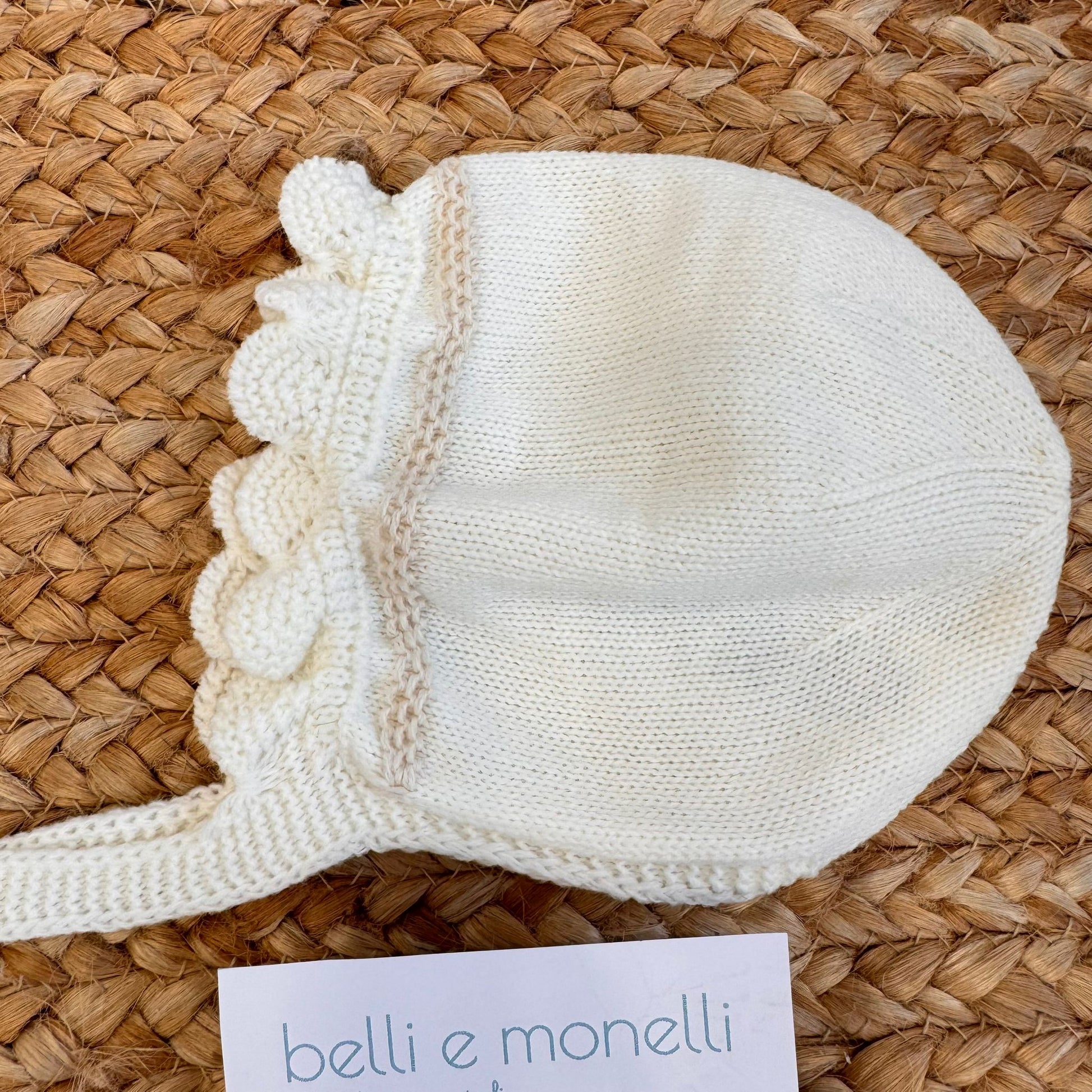 Cappellino in lana panna con bordo smerlato