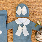 Dettaglio fiocco panna sul cappellino neonato in lana