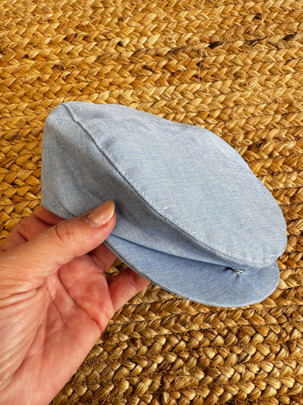  Cappellino in lino azzurro per battesimo e cerimonia neonati, vista frontale.