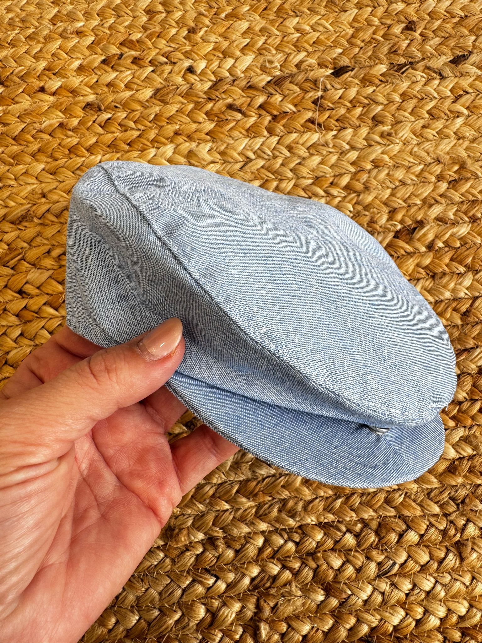  Cappellino in lino azzurro per battesimo e cerimonia neonati, vista frontale.