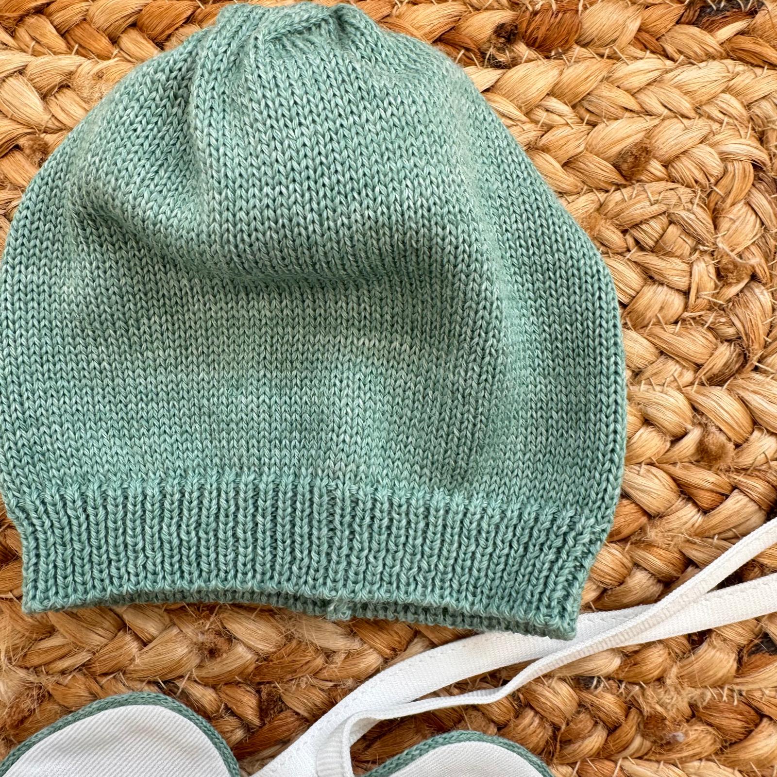 : Cappellino neonato in maglia verde salvia, morbido e avvolgente